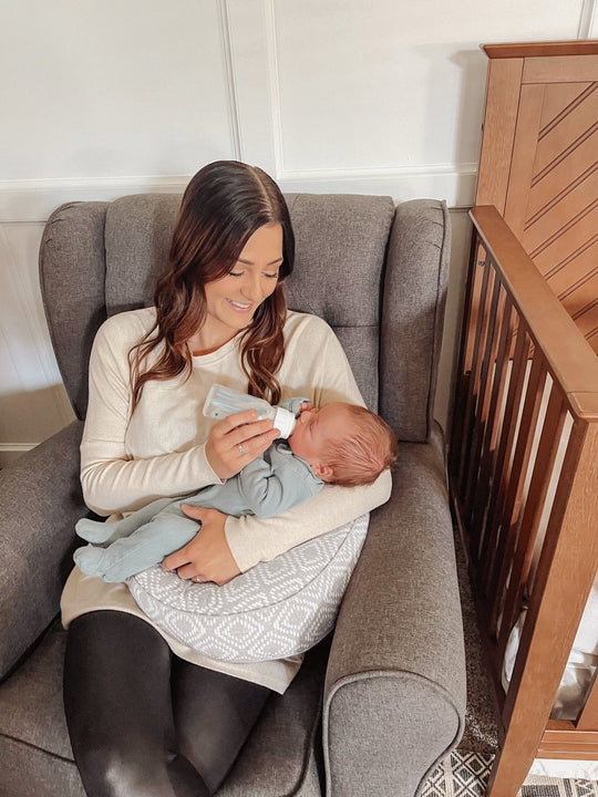Paced Bottle-Feeding: A Guide on How to Bottle-Feed a Newborn - Boppy